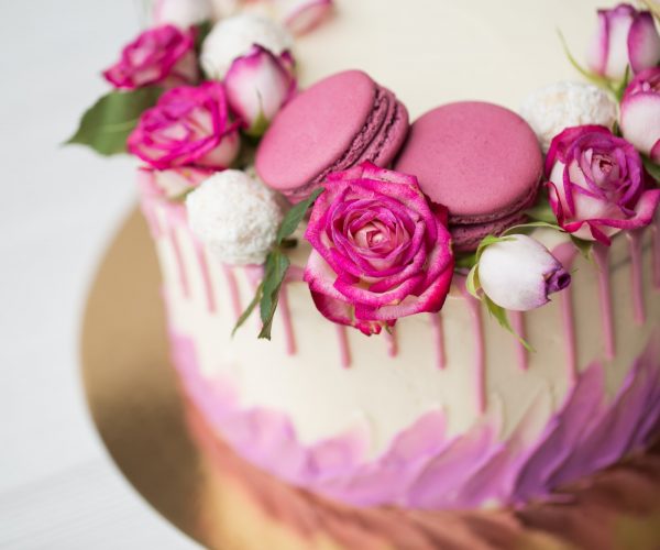 cake-with-roses-sweets-and-lilac-macaroons.jpg