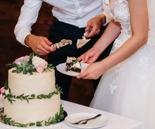 wedding-cake-at-the-wedding-of-the-newlyweds-2.jpg